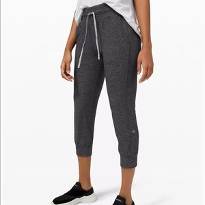 Brand new with tags. Ready to Rulu High-Rise Jogger Crop